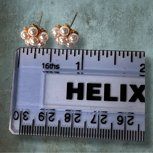 VINTAGE 50s Faux Pearl Earrings clustered like a flower - Picture 8 of 8